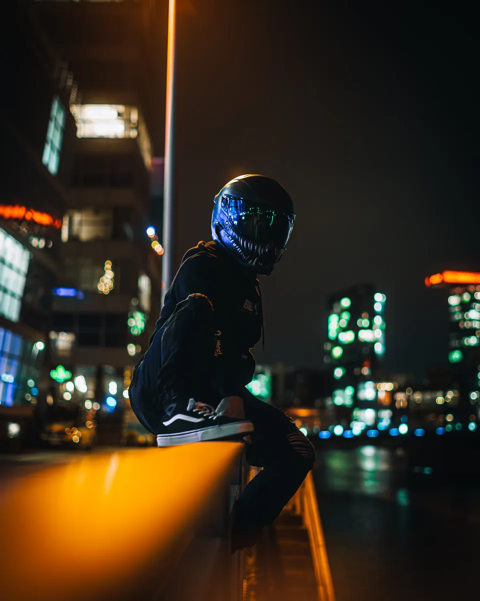 Bikerin bei Nacht vor der Skyline