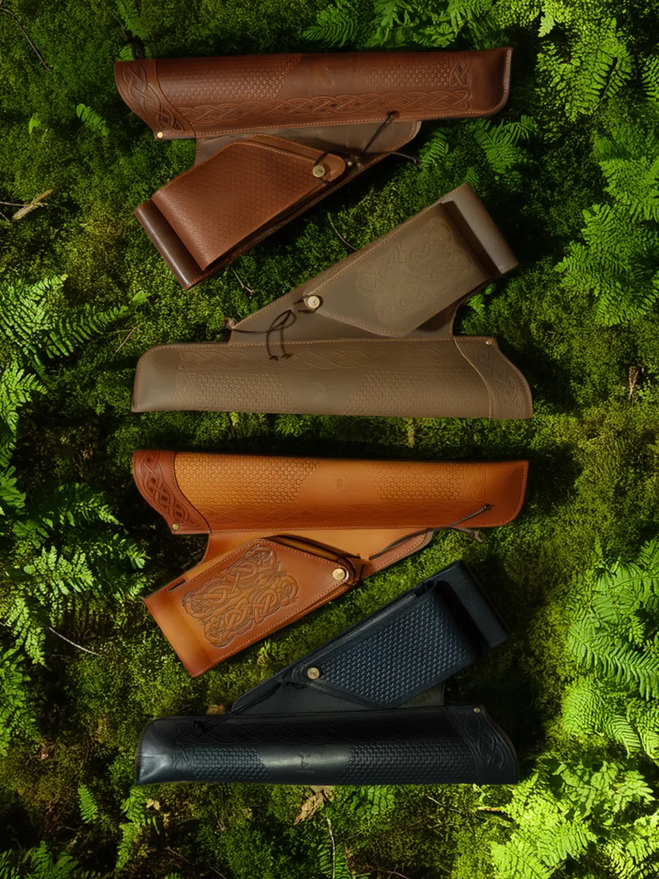 Flatlay von Leder-Köchern auf Farnen