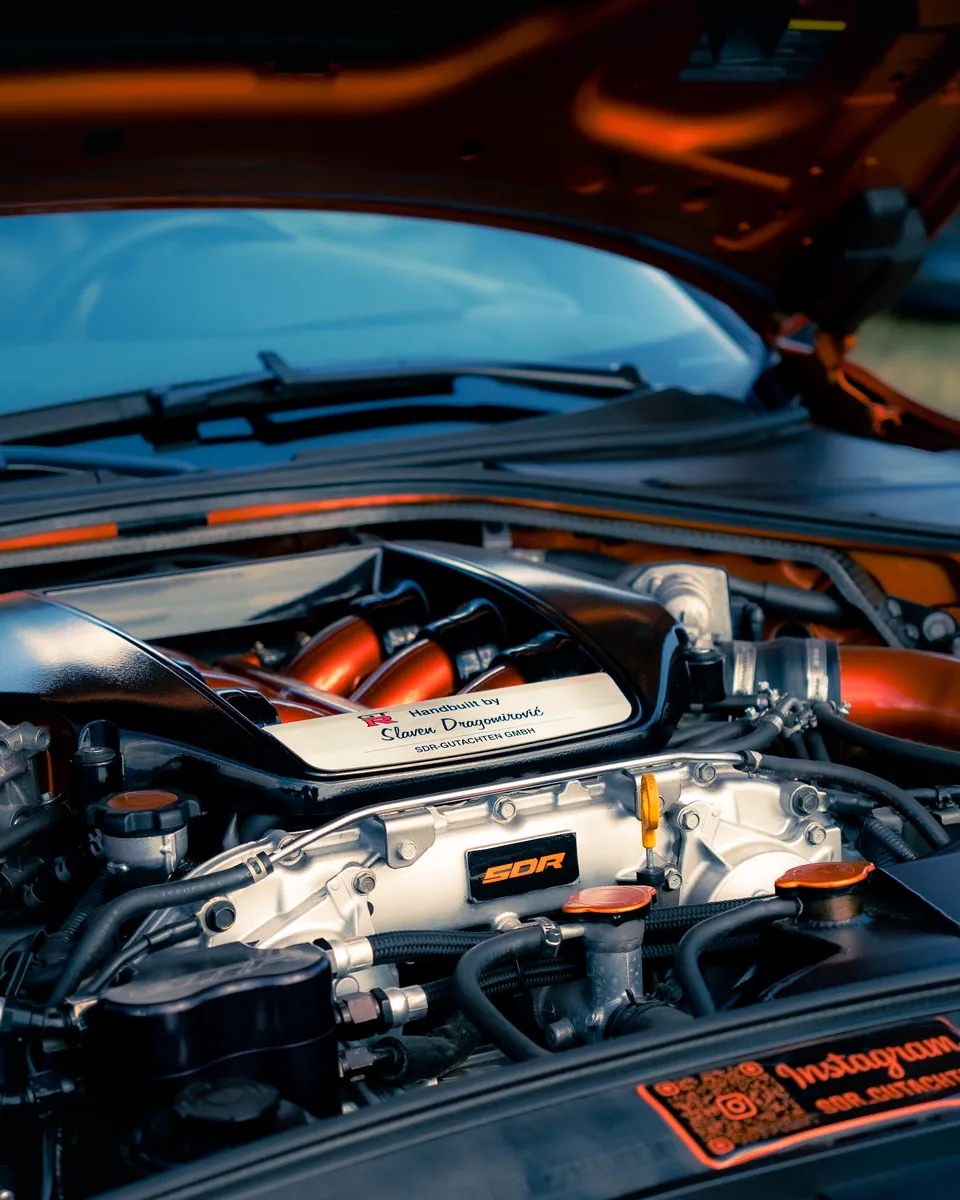 Motorraum eines Sportwagens im Detail